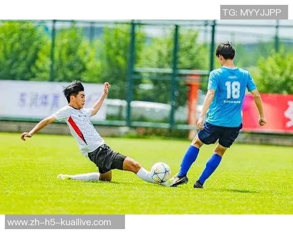 帅气足球运动员的魅力与风采探秘，揭示他们背后的故事与成就